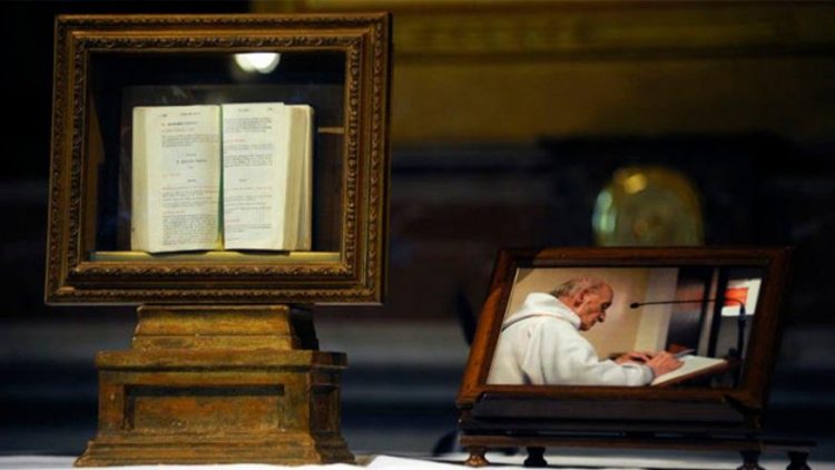 Pr. Jacques Hamel en brevier - foto Vatican Media