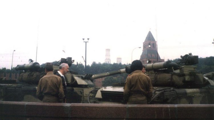 T-80UD tanks during the 1991 coup d'etat attempt in Moscow, Russia