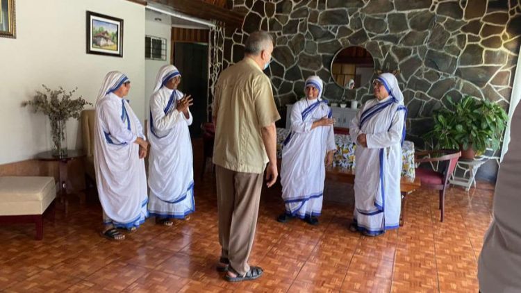 20220808 Bisschop Salazar met zusters van Moeder Teresa © Bisdom Tilarán-Liberia