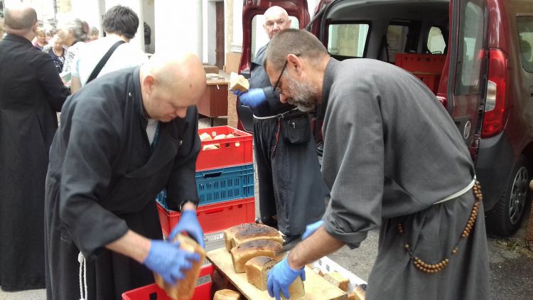 Albertiner Fathers in Zaporizhzhia distributing bread between refugees