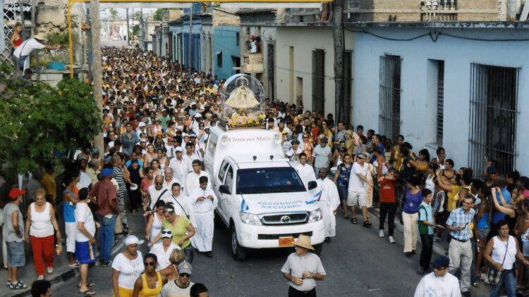 Cuba/National 11/384Existence aid for 55 sisters of the congregation "Hijas de la Caridad - Daughters of Charity", 2011:Watching the statue of "Our Lady of the Charity of Cobre" which is on tour through all the countrys dioceses in o