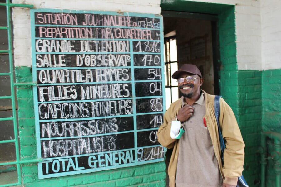 Priester in DR Congo brengt hoop in gevangenis