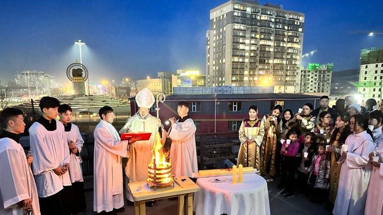 20230605 - Kardinaal Giorgio Marengo met gelovigen in Mongolië