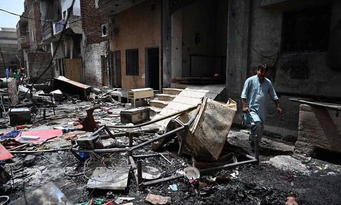Mass exodus as mob burns churches and homes in Jaranwala - Pakiistan