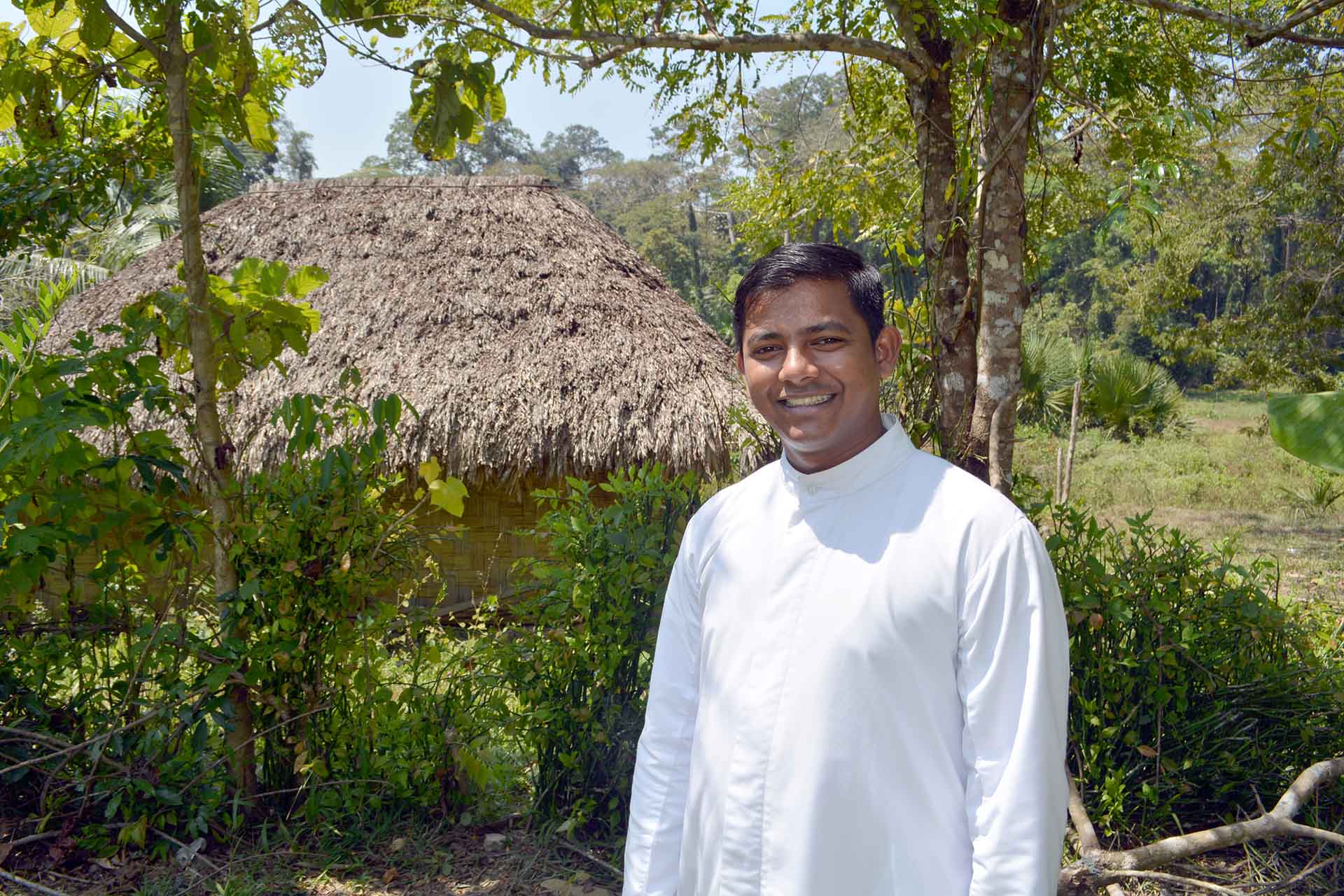 Seminarist die gevaarlijke jungle trotseert snel priester gewijd
