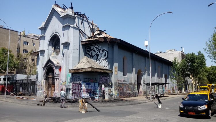 Fire and vandalism: the endless tragedy of two listed churches in Santiago - October 2020