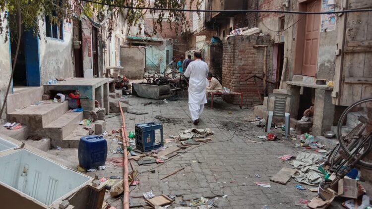 Massale uittocht door menigte die kerken en huizen in brand steekt in Jaranwala - Pakistan