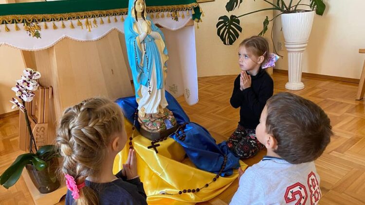 Kinderen bidden de rozenkrans in Oekraïne