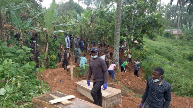 ACN-20250916-194578 Inwoners begraven de doden na een nieuw bloedbad in Congo