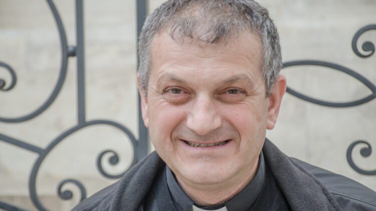 ACN-20170330-52702 mgr Jacques Mourad aartsbisschop in Syrië bij een bezoek aan Kerk in Nood