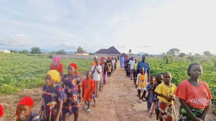 Het bisdom Jalingo, Nigeria, schreef ook dat op deze feestdag van Onze Lieve Vrouw van de Rozenkrans de kinderen van ons bisdom ook hebben deelgenomen aan de gebedscampagne van Eén Miljoen Kinderen die de Rozenkrans bidden. Dit gebeurde in parochies, kapeluniteiten en pastorale gebieden in ons hele bisdom.  We hebben ook de aanbidding van het Heilig Avondmaal toegevoegd als pelgrims van hoop onder de volkeren. Moge God onze gebeden verhoren en ons eenheid en vrede schenken in onze onrustige wereld.