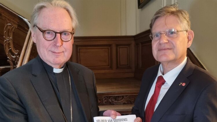 Peter Broeders overhandigt de samenvatting van het rapport Vrijheid van Godsdienst 2025 aan mgr De Korte web
