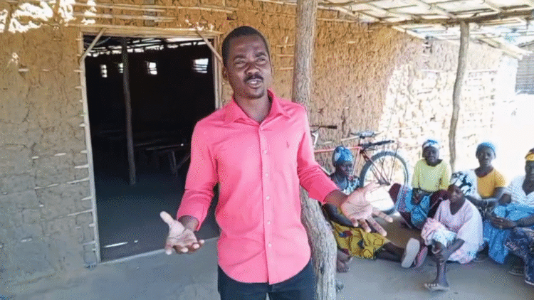 Catechisten in Mozambique helpen ontheemde mensen waar tekort is aan alles. Catechisten in Mozambique helpen ontheemde mensen waar tekort is aan alles.