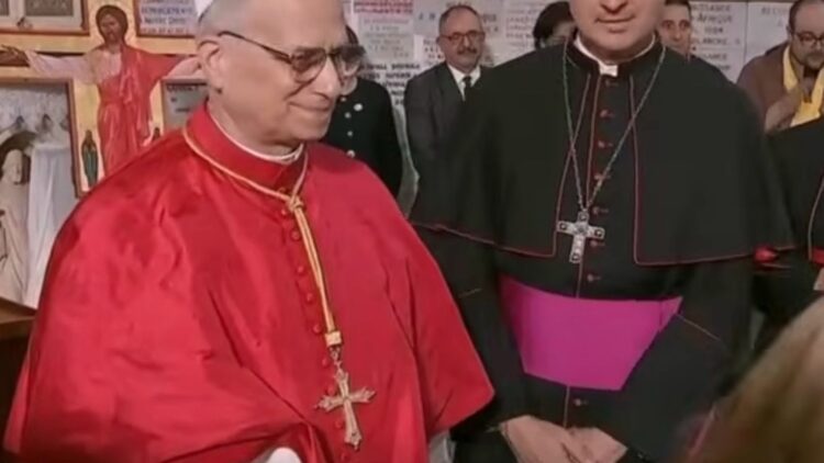 Paus Leo op maandag 13 april 2026 in de basiliek van Onze-Lieve-Vrouw van Afrika (Notre-Dame d'Afrique) in Algerije. Paus Leo op maandag 13 april 2026 in de basiliek van Onze-Lieve-Vrouw van Afrika (Notre-Dame d'Afrique) in Algerije.