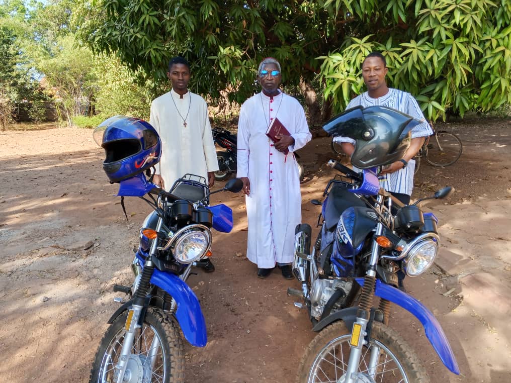 Motorfietsen helpen jonge priesters in Burkina Faso op weg