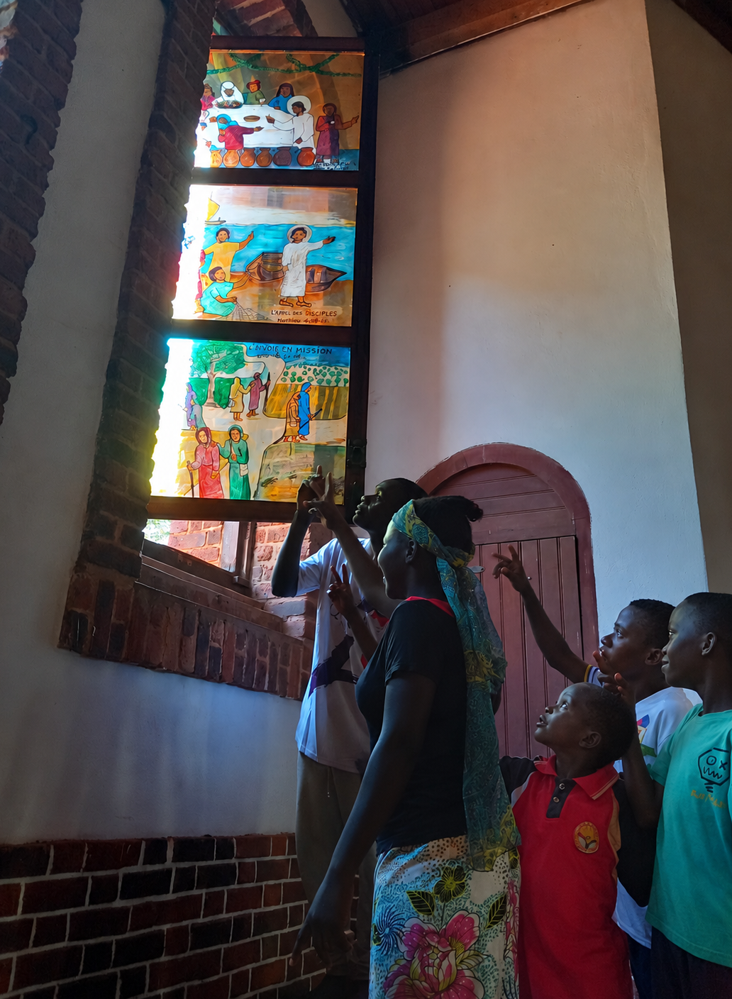 Kinderbijbel in kleurrijke kerkramen: verhalen van Kerk in Nood komen tot leven