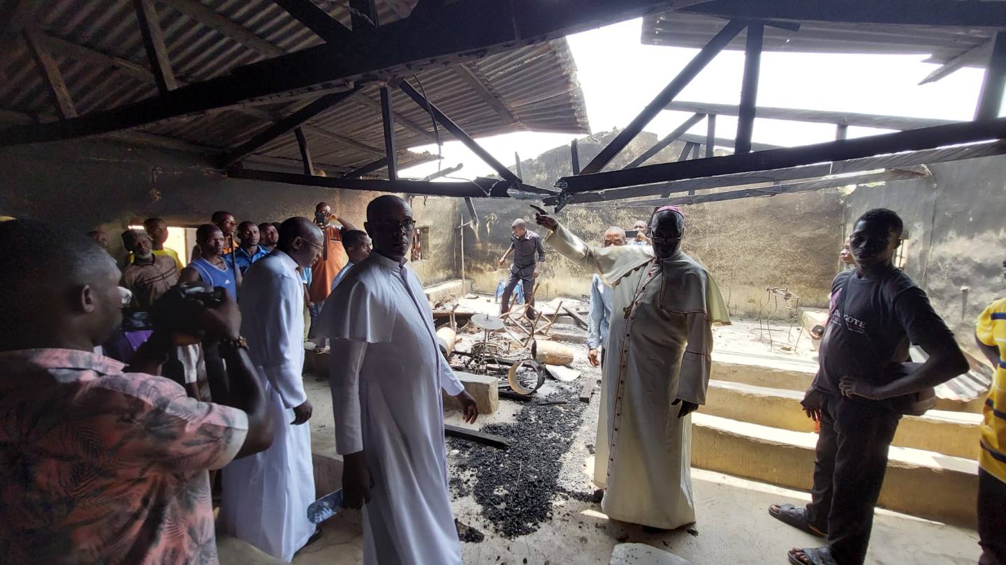 ACN-20240430-164171 Adama Nigeria kerk in brand