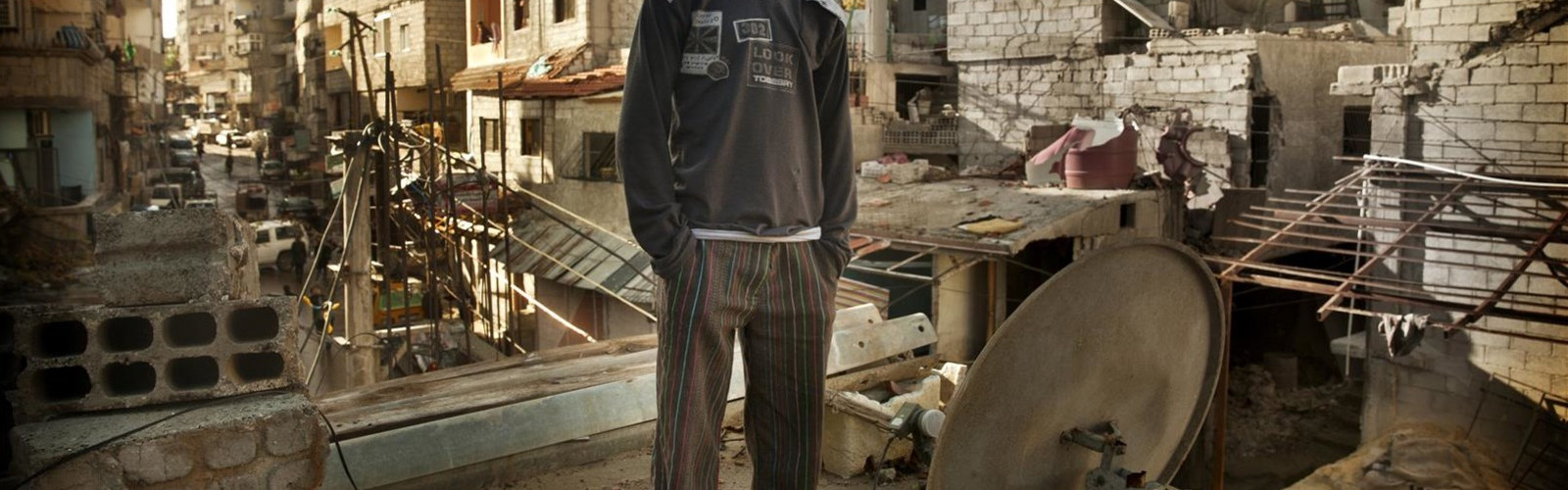 MO-ACN Foto van een jongen in een verwoeste wijk in Allepo