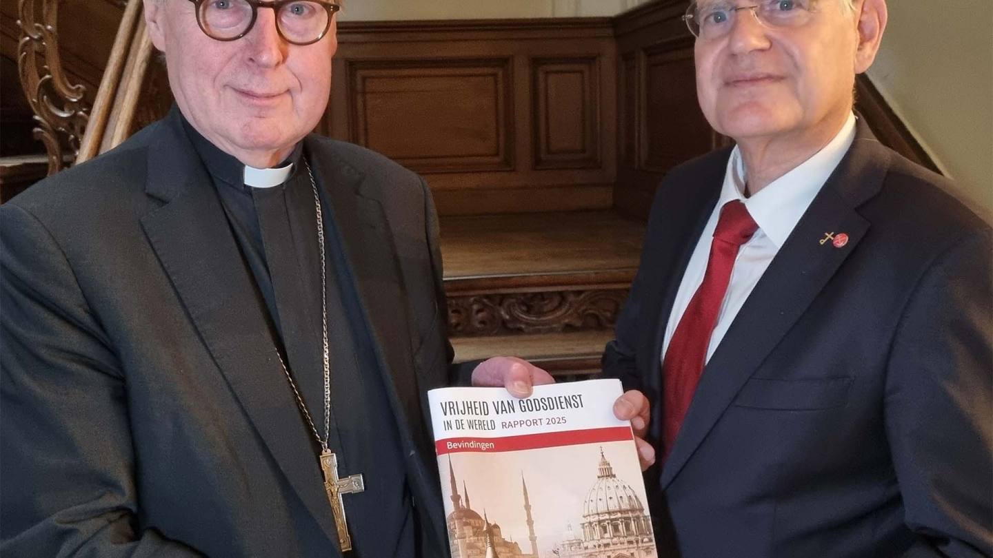 Peter Broeders overhandigt de samenvatting van het rapport Vrijheid van Godsdienst 2025 aan mgr De Korte web