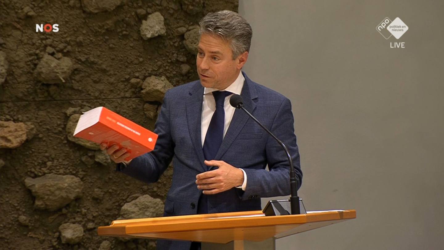 Overhandiging rapport Godsdienstvrijheid Kerk in Nood bij debat over christenvervolging in de Tweede Kamer