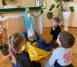 Kinderen bidden de rozenkrans in Oekraïne