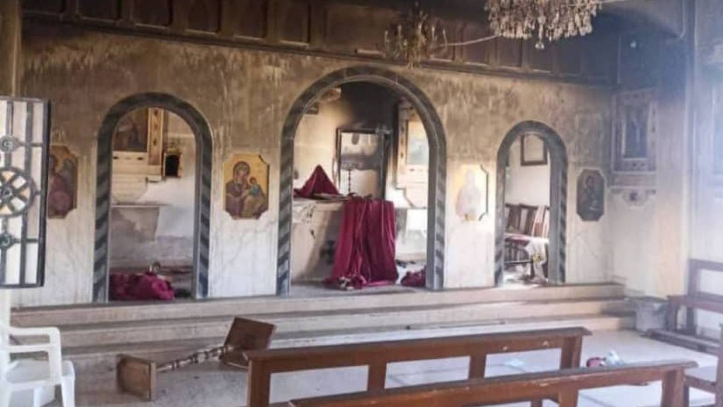 Juli 2025 Aanval op christelijke gemeenschap in Suwayda, Syrië. Tientallen huizen verbrand, gezinnen ontheemd. Een zeer verontrustend incident is gemeld vanuit het dorp Al-Sura in de regio Suwayda in het zuiden van Syrië. Volgens lokale bronnen dicht bij Hulp aan de Kerk in Nood, werd de lokale Griekse Melkiet Sint Michaël Kerk in Al-Sura aangevallen en in brand gestoken door onbekende aanvallers. Op dit moment is de volledige omvang van de schade aan de kerk nog onbekend, omdat toegang tot de locatie momenteel onmogelijk is vanwege de aanhoudende spanningen.  Bij dezelfde aanval zijn naar verluidt 38 christelijke huizen tot de grond toe afgebrand, waardoor veel gezinnen dakloos zijn geworden. In de nasleep hebben ongeveer 70 mensen - die al tot de armste in de regio behoren - een noodopvang gezocht in een grote hal van de kerk in Shahba, waar ze nu onder erbarmelijke omstandigheden leven.  