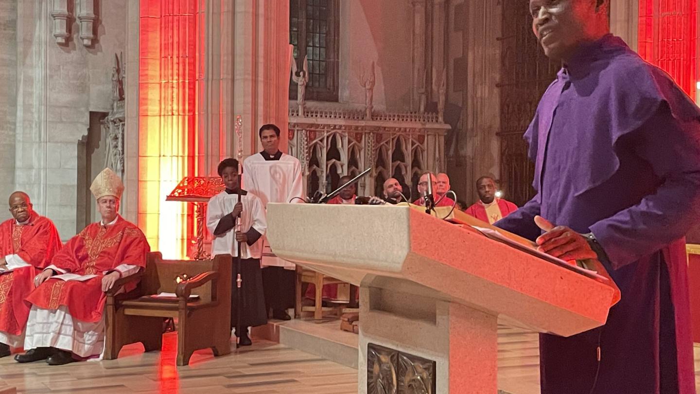 Tobias Yahaya in de St. George's Cathedral, Southwark, Londen. Hij ontving de Courage to be Christian Award van ACN-UK tijdens een Red Wednesday-mis in november 2025.