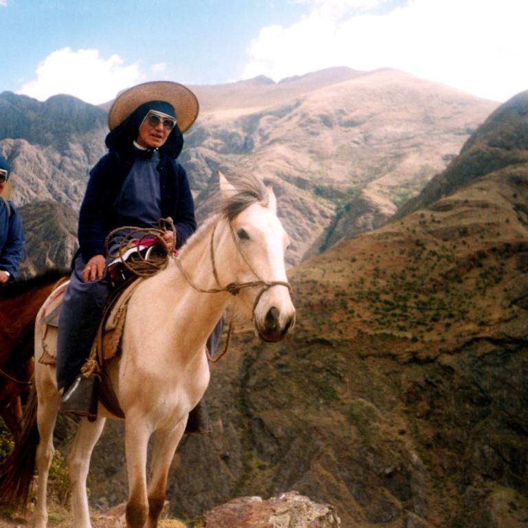 Two sisters crossing mountains riding on the horsesBOLIVIA / COCHABAMBA 05/00559 PrID: 0507807Ayuda económica para el sustento y transporte de las Hnas. Misoneras de Jesús Verbo y Víctima.BOLIVIA / SUCRE 05/00198 PrID: 0504945Ayuda de existencia para 6 religiosas, Hermanas de Jesús Sacerdote, Verbo y Víctima.PERU / AYACUCHO 05/00107 PrID: 0504912Ayuda de existencia para siete Misioneras de Jesús Verbo y Víctima, 2005