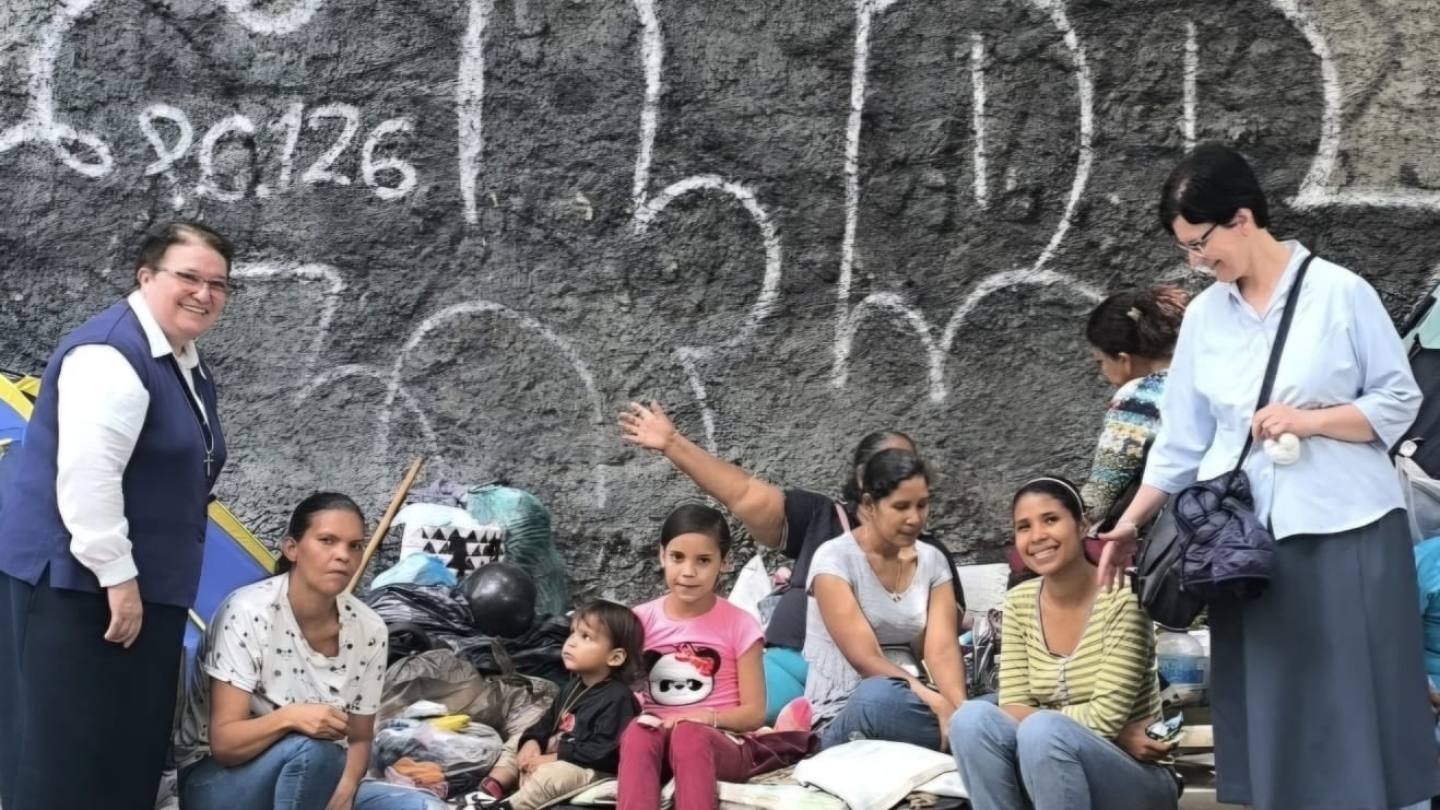 Venezuela, Zusters van de Goddelijke Meester tijdens de uitreiking van medailles van de Divina Pastora – de mariale verering waarvan het heiligdom in Barquisimeto staat – aan reddingswerkers en slachtoffers van de aardbeving. Een gezin dat na de aardbeving alles heeft verloren, San Bernardino, Caracas. Zuster Bernardita Meraz (links).