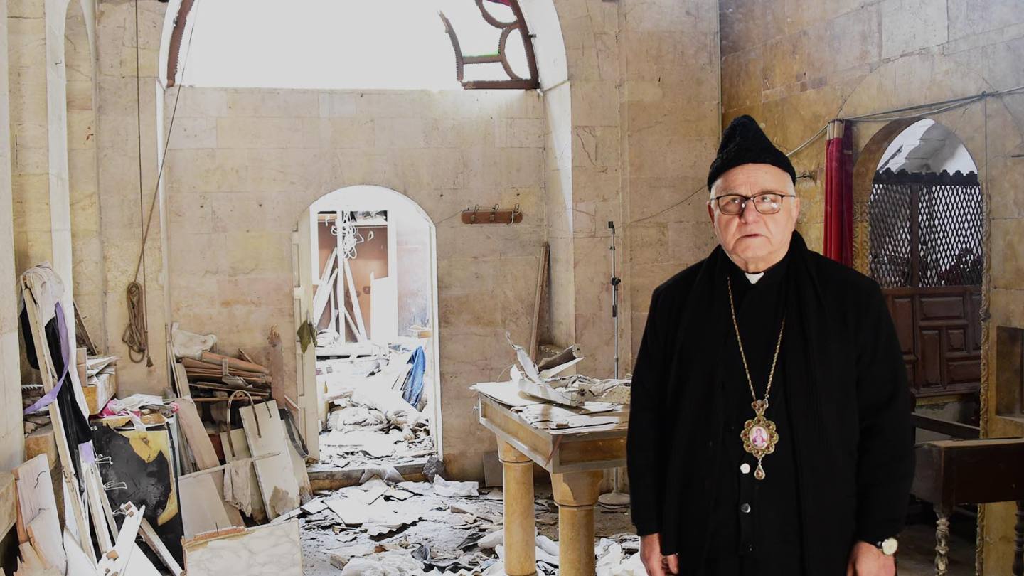 Aartsbisschop Jean-Clement Jeanbart in zijn kathedraal in Aleppo