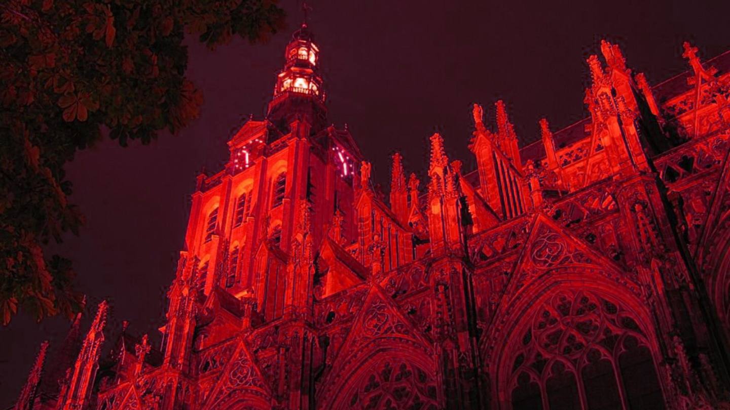 Sint-Janskathedraal-Hertogenbosch-in-Red