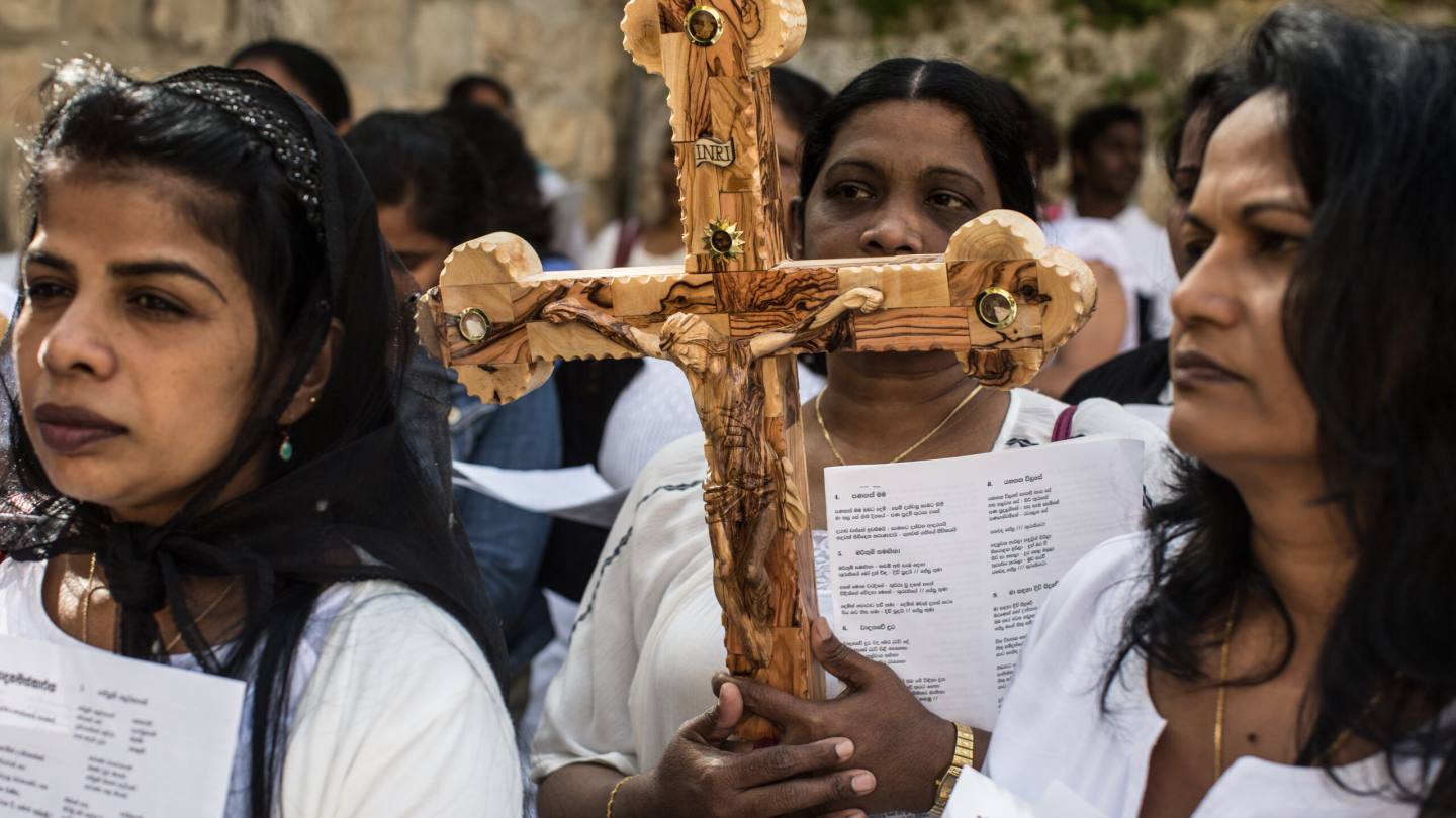 Orthodox-Ethiopische christenen tijdens een religieuze ceremonie op het voorplein van het klooster van de Ethiopische sultan, gelegen op een hoger gelegen plek naast het dak van de Heilige Grafkerk (Jeruzalem). Foto Ismael Martinez Sanchez