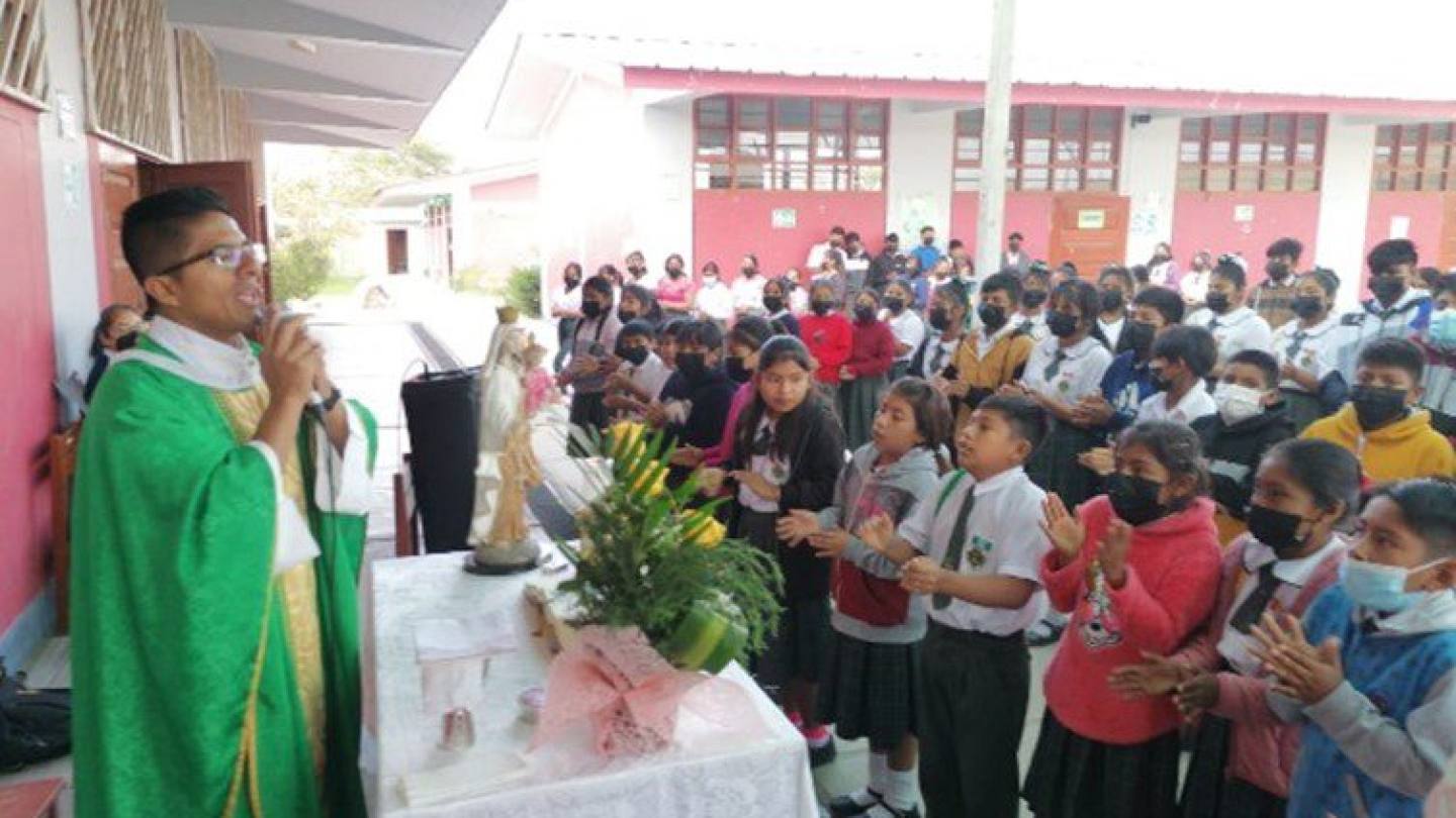 ACN-20220929-134176 Een Mis in Chichlayo Peru waar paus Leo XIV met Kerk in Nood samenwerkte