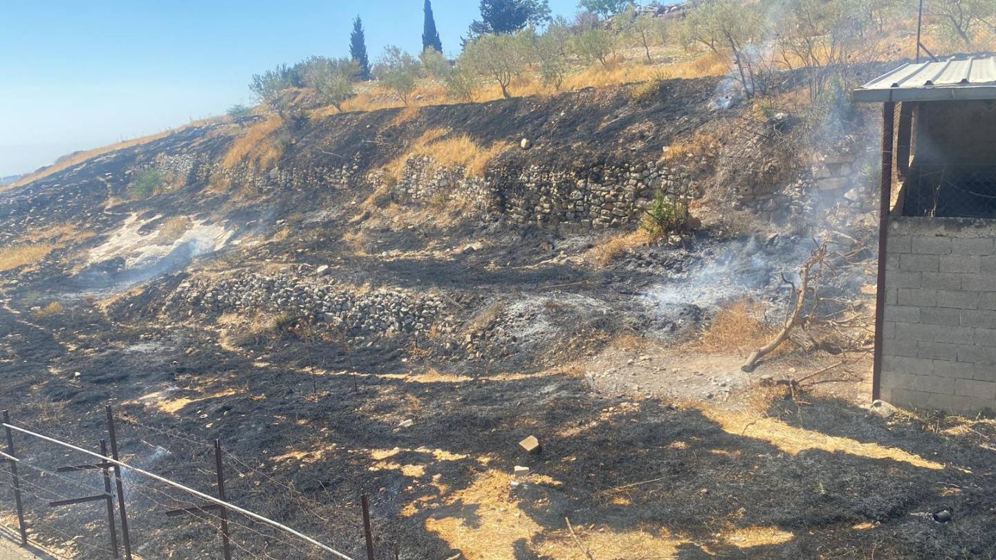 juni-juli 2025 Kolonisten hebben de christelijke Arabische stad Taybeh aangevallen, op de Westelijke Jordaanoever, Palestina, Heilig Land. Er zijn branden gesticht bij de huizen van de bewoners en ook bij de historische kerk van Al-Khader/St. George.