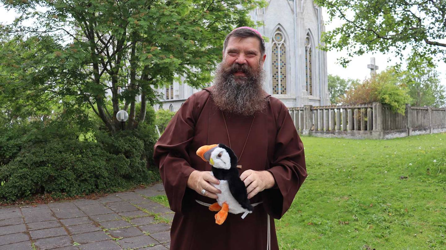 Geloof tussen de gletsjers: een kapucijner bisschop aan het noordelijke front van de Kerk. Bisschop David Tencer is al meer dan twintig jaar missionaris in IJsland, waar de Atlantische Oceaan en de Noordpool elkaar ontmoeten.